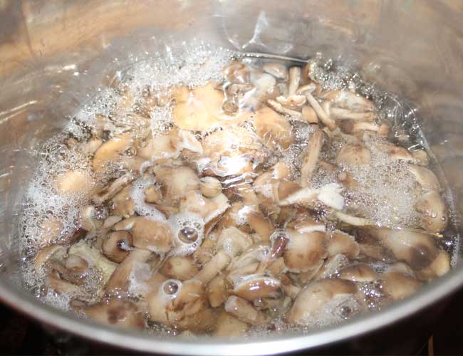 Один из заключительных этапов - варка грибов непосредственно в самом маринаде