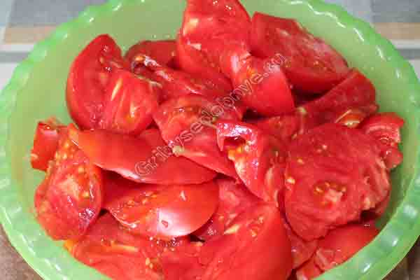 Нарезаем помидоры кусочками 