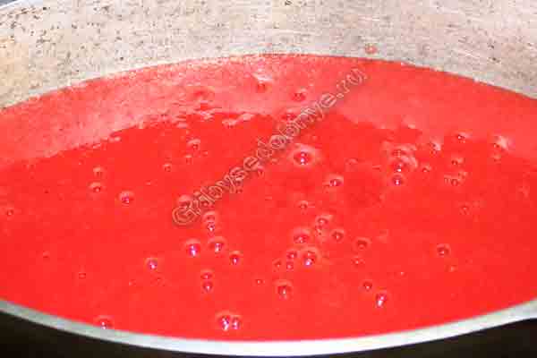 Начинаем процесс уварки томатного сока.