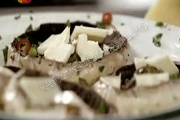 Фото 7 к рецепту приготовления печёных грибов с сыром и травами