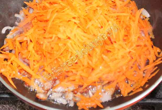 Добавляем натёртую морковь