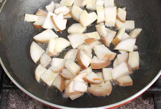 Нарезанные грибы выкладываем на сковороду с маслом