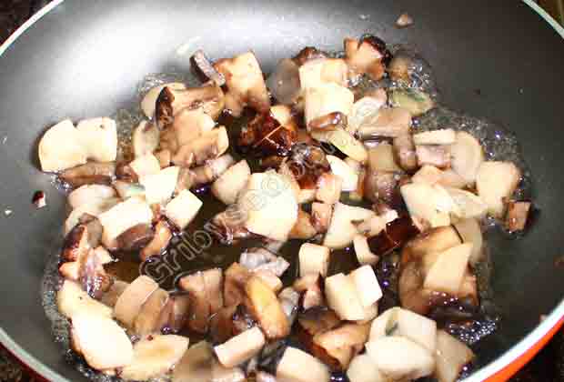 Обработанные лесные грибы перекладываем в сковороду