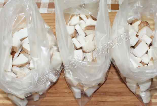 Раскладываем нарезанные грибы порционно по пакетам