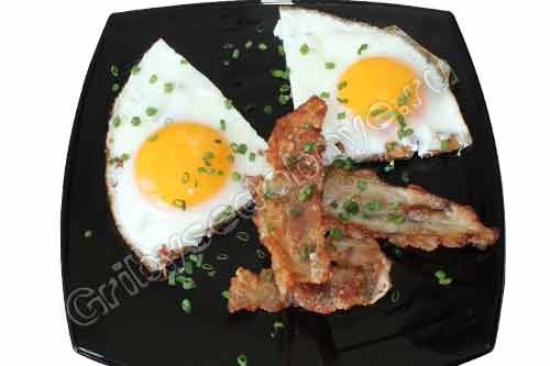 Рецепт приготовления яичницы с беконом и грибами или мужского завтрака