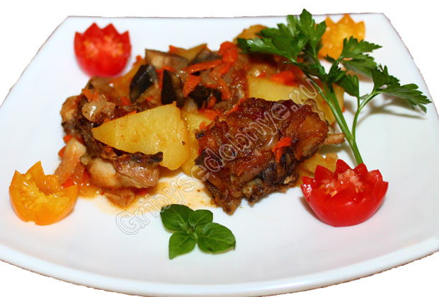Фото к рецепту приготовления картофеля тушёного с курицей и грибами