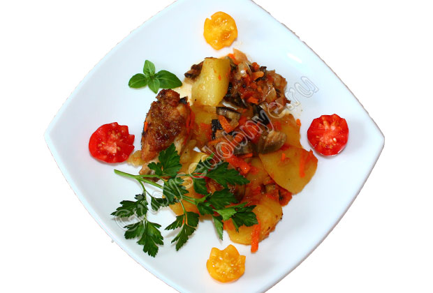 На фото блюдо с картофелем тушёным с курицей и грибами, приготовленной по данному рецепту