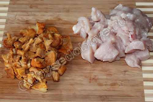 Шаг 1 к рецепту приготовления слоёных корзиночек с грибами и курицей