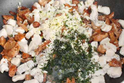 Шаг 4 к рецепту приготовления слоёных корзиночек с грибами и курицей