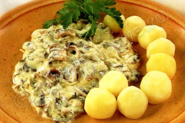 Рецепт приготовления грибов подберёзовиков по белым сметанным соусом с гарниром в виде отварной картошки фото
