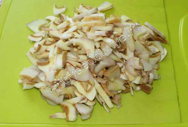 Нарезаем переработанные грибы пластинками