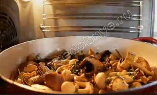 В разогретую духовку ставим сковородку с грибами