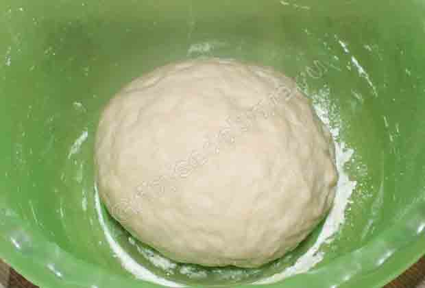 Замешиваем нежное тесто для грибного пирога