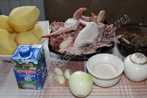 Продукты для приготовления курицы с картофелем фри под грибным соусом