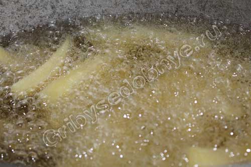 Приготовление картошки фри для курицы под нежным грибным соусом из сморчков