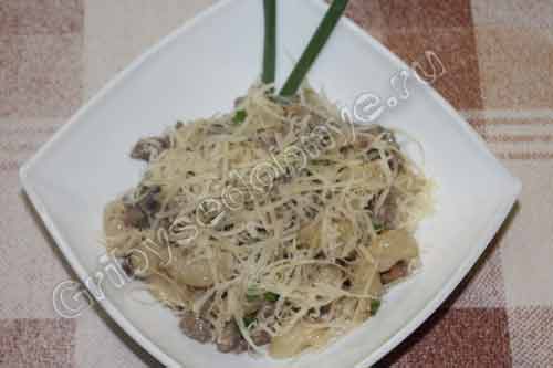 Рецепт приготовления макарон с сыром, грибами и сметаной
