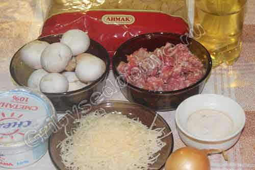 Продукты для рецепта макароны с грибами, сыром и сметаной