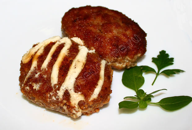 Фото к рецепту приготовления мясных котлет с грибной начинкой