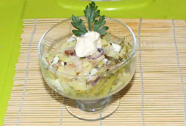 Рецепт приготовления грибного салата из белых грибов, картошечки и маринованных огурчиков фото