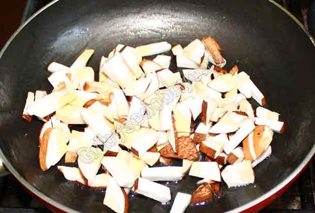 Выкладываем белые грибы в сковородочку