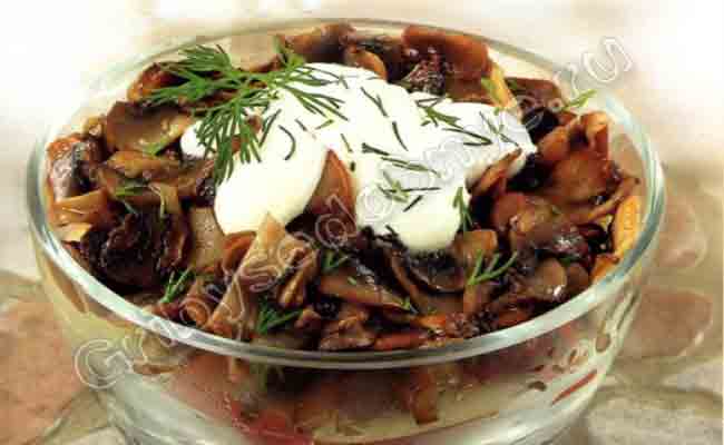 Рецепт приготовления грибного салата с рыжиками, помидорами, яйцом и яблоком фото