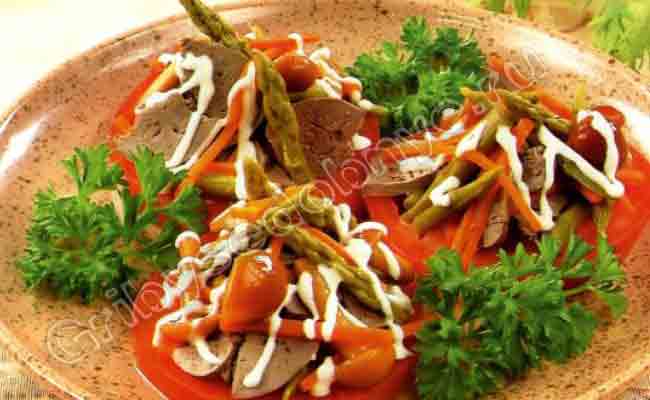 Рецепт приготовления грибного салата со спаржей, куриной печенью и белой фасолью фото