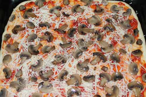 Шаг 10 к рецепту приготовления домашней пиццы с грибами