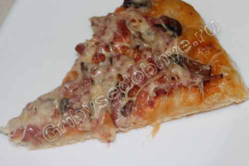Аппетитные кусочки пиццы с грибами, колбаской и сыром