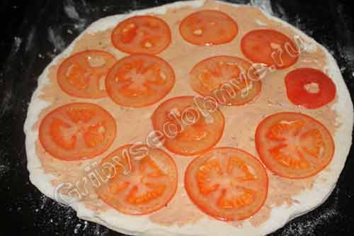 Выкладываем на тесто для пиццы томаты