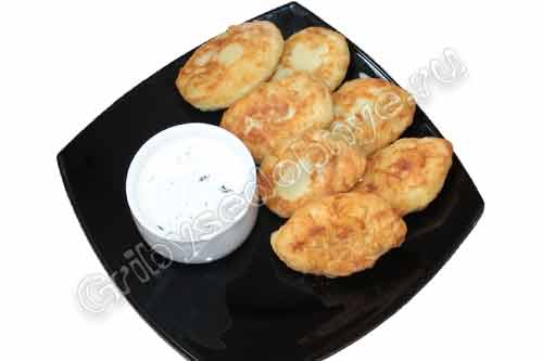 Мининямки или картофельные пирожки с грибами и сметанном соусе готовы