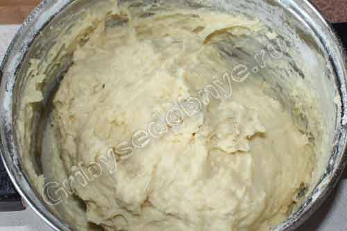 Вымешиваем тесто для рецепта пирожков с грибами и картошкой