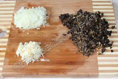 Грибы, лук и чеснок для начинки к картофельным пирожкам мелко нарезаем кубиками