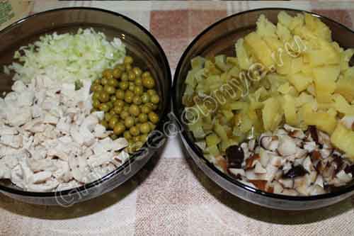 Подготовливаем необходимые для салата ингредиенты: шинкуем, нарезаем, варим картофель