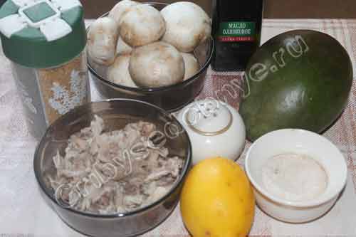 Продукты для приготовления грибного салата с манго и курицей