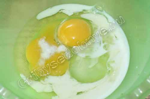 Яйца молоко и соль соединить в миске