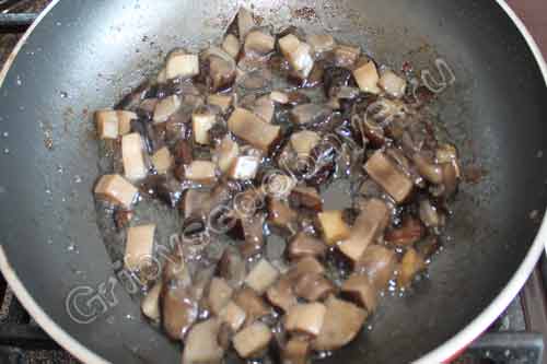 Добавляем (при необходимости) растительного масла и обжариваем предварительно сваренные лесные грибы
