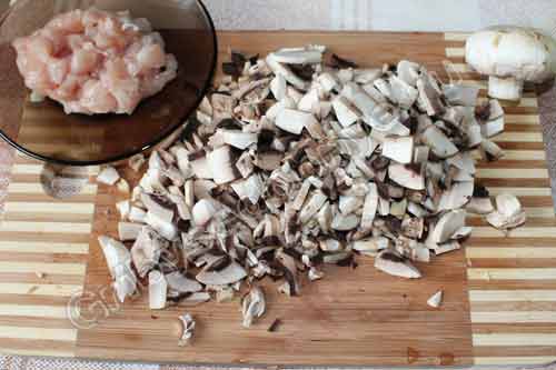 Подготовка начинки для рецепта треугольнички с грибами