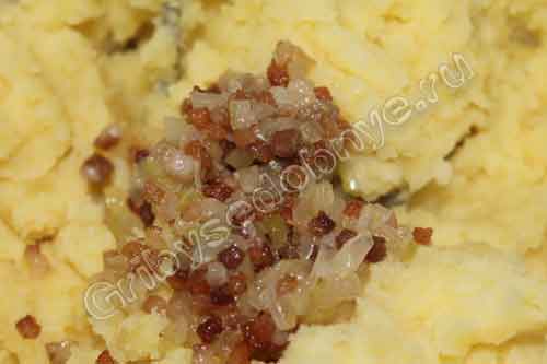 Шкварочки и обжаренный лук добавляем к картофельному пюре