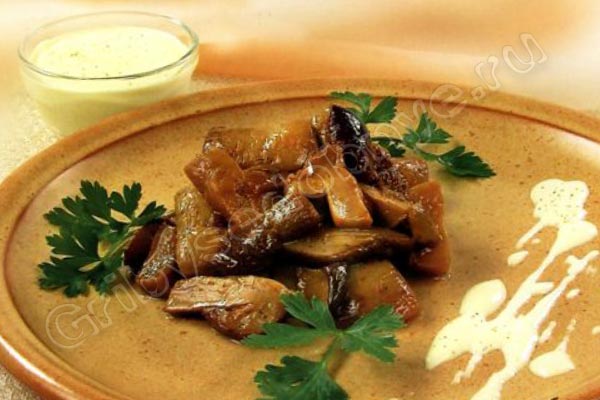 Рецепт приготовления белых грибов со сливочным соусом на белом вине с фотографией