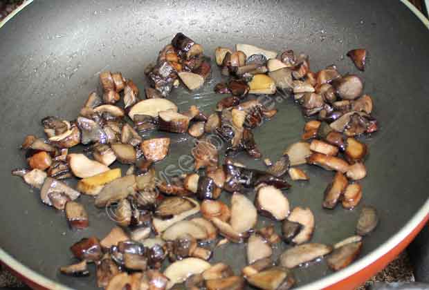Обжариваем небольшими порциями лесные грибы