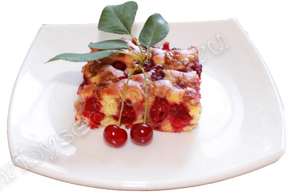 Рецепт приготовления ягодного пирога с лесными орехами, дикой вишней и цветочным мёдом фото