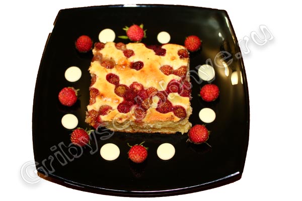 Рецепт приготовления ягодного пирога с лесной земляникой и белым шоколадом фото