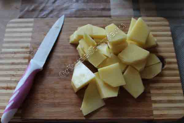 Нарезаем ломтиками свежий картофель