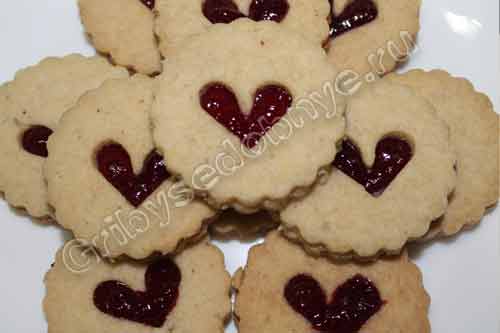 Готовое печенье с ягодным джемом в форме сердечек