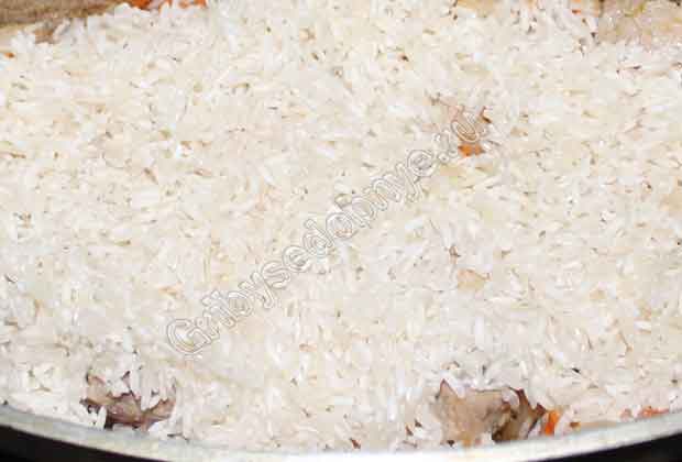 Закладываем в казан промытый рис