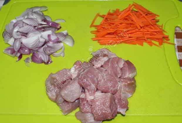 Нарезаем свинину, репчатый лук и морковь для нашего плова