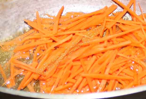Выкладываем в казанок нарезанную морковь