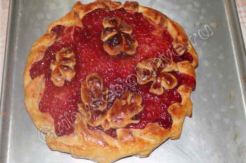 Ягодный вкусный пирог, приготовленный с ярко-красным малиновым джемом