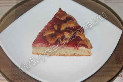 Аппетитный кусочек ягодного пирога с малиновым джемом