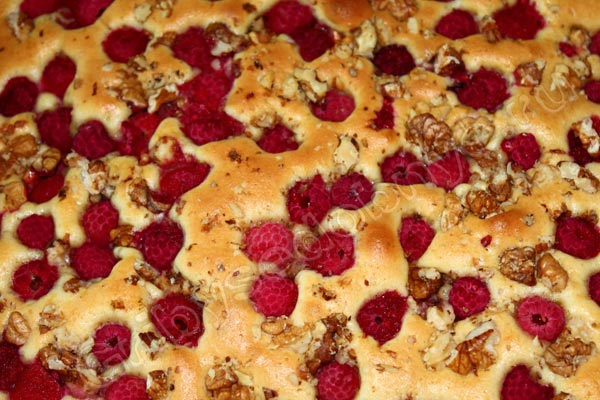 Рецепт приготовления пирога с лесной малиной и дикорастущими орехами с фото
